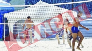 Stelistii se rup in figuri la volei pe plaja!
