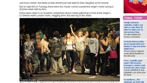 Priveghi cu fani beti in fata casei lui Amy Winehouse dupa incinerarea artistei