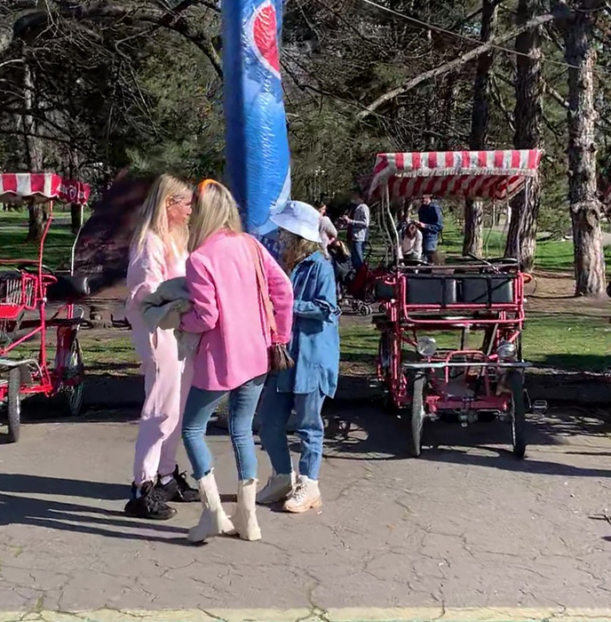Andreea Bănică, în parc împreună cu familia și niște prieteni