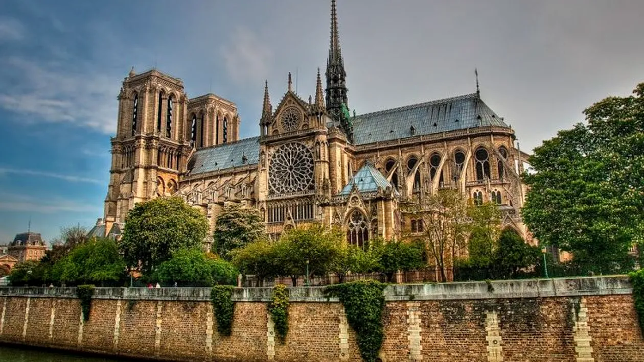 Statui, sculpturi și morminte, descoperite sub pardoseala catedralei Notre Dame, pe durata lucrărilor de reconstrucție
