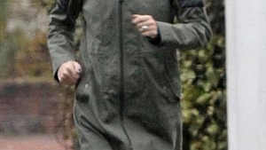 Gwyneth Paltrow alearga prin ploaie pe strazile din Londra