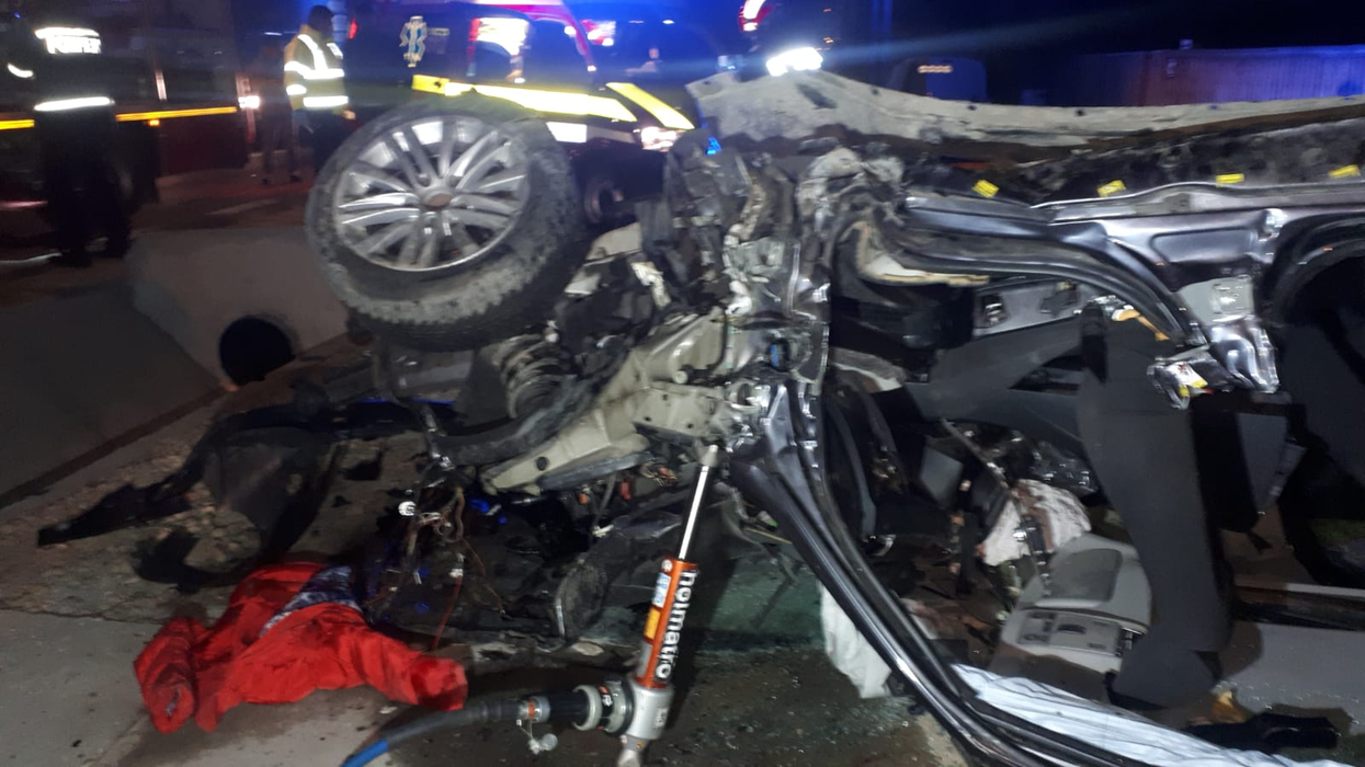 Mașină făcută praf noaptea trecută. Șoferul s-a urcat băut la volan. Pasagerul a rămas încarcerat