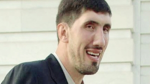Ce mai face URIASUL Ghita Muresan in SUA? II invata copiii saraci sa joace baschet! Cum l-au poreclit americanii!