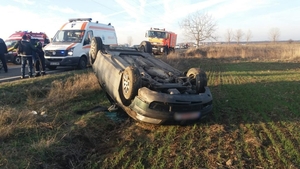 La un pas de tragedie, din cauza vitezei. Un bărbat din Chitila s-a răsturnat cu mașina pe DN 71. Trei oameni au fost răniți