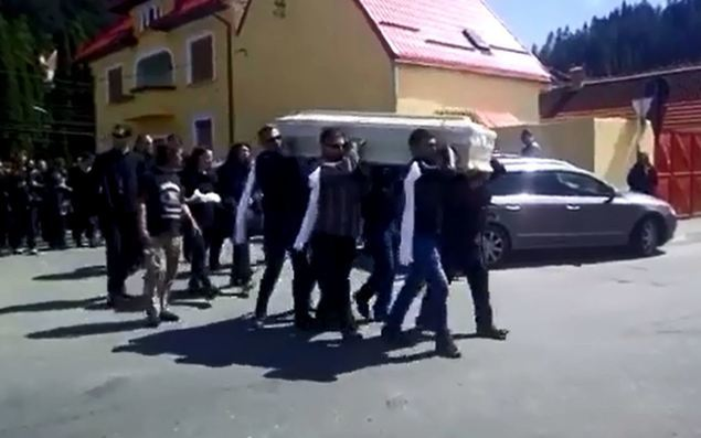 Sute de persoane au venit să-şi prezinte ultimele omagii la căpătâiul Getei Dor Popescu.