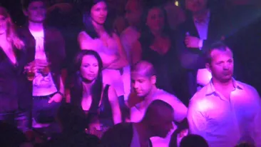 Augustin Viziru s-a saturat de blonde! A petrecut o noapte in club cu o bruneta si, dupa ce a dus-o acasa, s-a intors la chef!