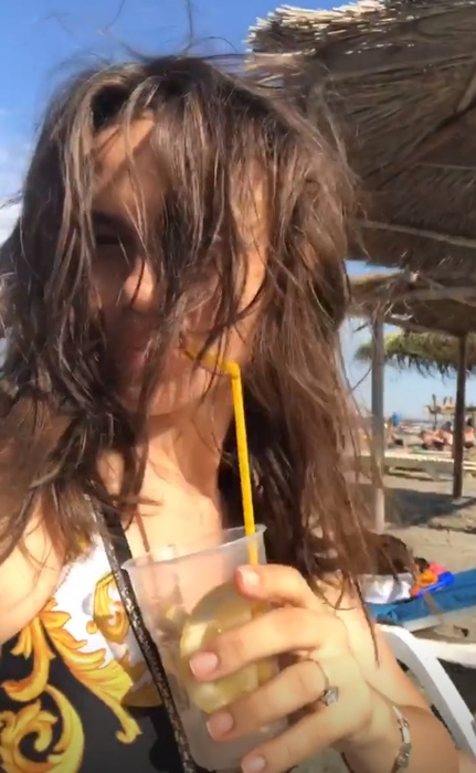 Cristina Șișcanu, criticată după ce a apărut în costume de baie sexy pe litoral. “Mai multă tonifiere nu ar strica”