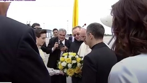 Cei doi copii care l-au întâmpinat cu flori pe Papa Francisc provin din familia unui erou român