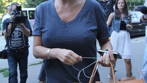 Vica este demolata dupa marirea de sani nereusita! Doar psihologul o mai tine pe linia de plutire: “Plang cand ma uit in oglinda!”