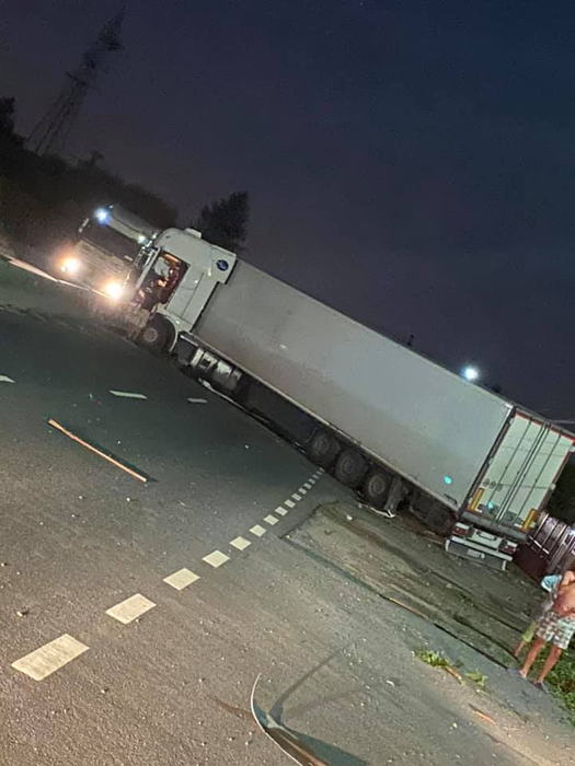 Tir scăpat de sub control pe DN1B. A distrus gardurile gospodarilor, branșamentul la gaze și a lovit o mașină parcată