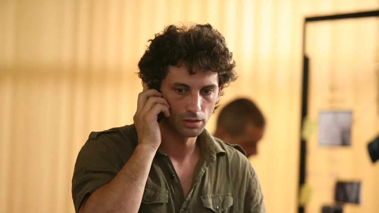 Andi Vasluianu un tatic cu norma intreaga. Nu ii este frica sa stea singur cu fetita lui de nici doua luni