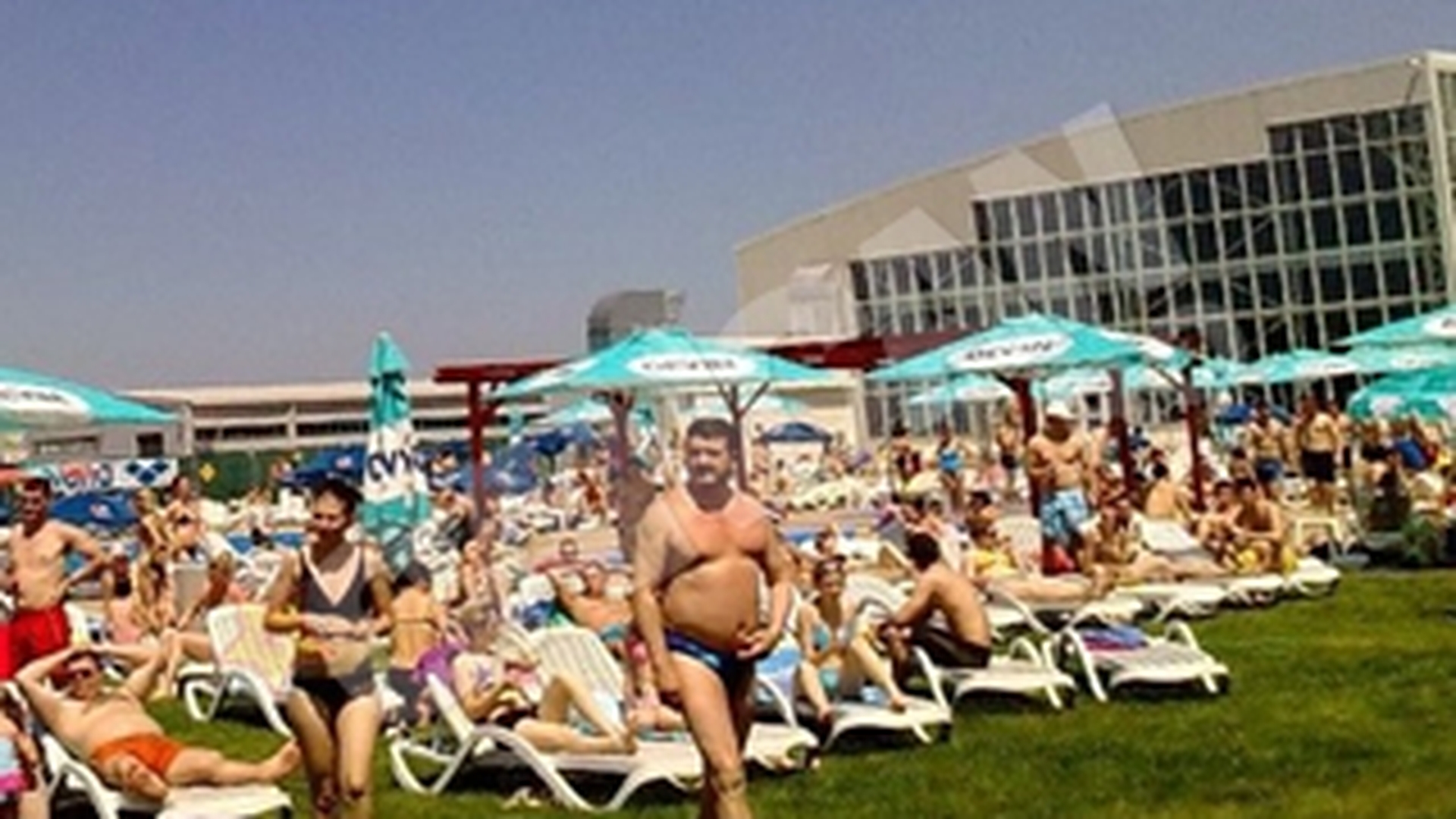Sezonul estival deschis oficial de Mandinga la o piscina din Brasov!
