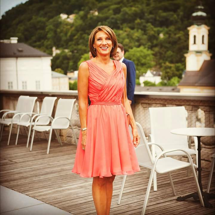 Cum s-a îmbrăcat Carmen Iohannis în prima zi de şcoală, la Sibiu. Soţia preşedintelui Klaus Iohannis, ţinută nepotrivită? Cum arăta rochiţa