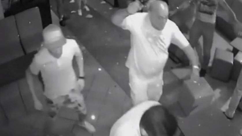 Scandal sângeros într-un club! Un tânăr a fost rupt în bătaie de patru scandalagii. Atenţie, imagini şocante!