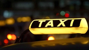 „Venea după mine urlând...“ Un tânăr a fost bătut de un taximetrist în centrul Capitalei, iar ce urmează întrece orice imaginaţie! Povestea halucinantă a devenit virală instant