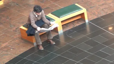 Ce shopping la mall? Mihai Calin si-a gasit alta ocupatie acolo! E si la curent cu tot ce misca, se si relaxeaza!