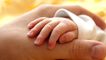 ŞOCANT! Un afacerist din România a cumpărat un bebeluş de la o familie de romi