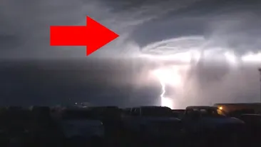 Este un OZN. Fenomen paranormal observat pe cer, în timpul furtunii electrice