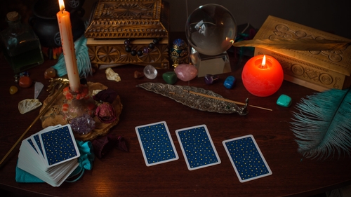 Cartea de Tarot de azi, 22 aprilie 2026. Nativii Vărsător au o singură misiune de la Zece de Bâte: pune jos ce nu e al tău