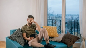 La limita incredibilului! Un bărbat care credea că i-au intrat hoții în casă și-a găsit soția cu amantul în pat. Continuarea e halucinantă!