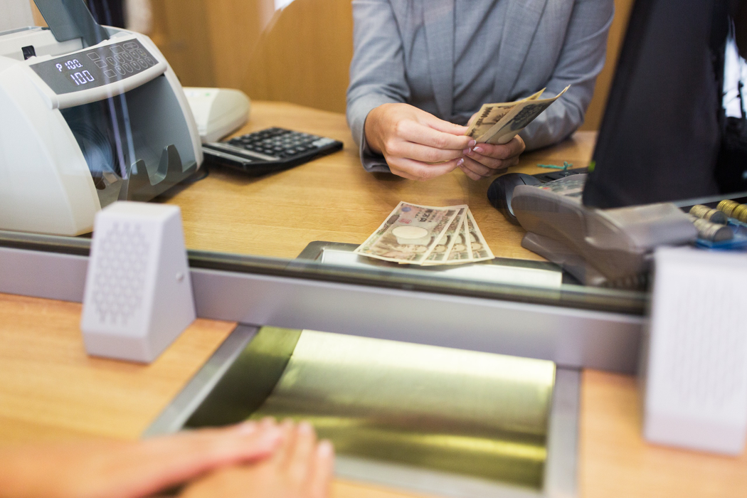Ce se întâmplă cu banii tăi dacă îi lași în bancă