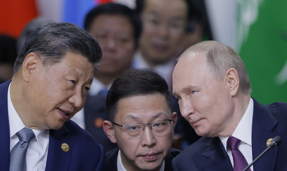 Președintele chinez Xi Jinping și președintele rus Vladimir Putin în timpul summitului BRICS din Kazan, Rusia, joi, 24 octombrie 2024. Foto: Profimedia