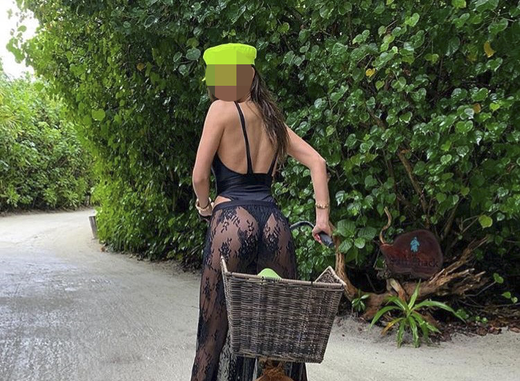Ex-manechina din Urlați, o brunetă focoasă din lumea bună