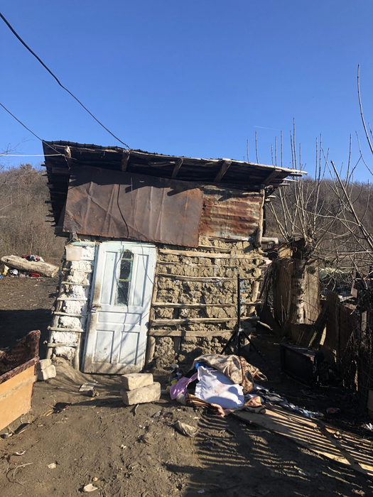 Un adăpost care cu greu poate fi numit locuință