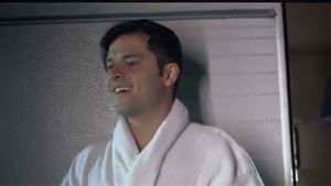 Liviu Varciu, lins pe fată de Adelina in noul videoclip! Iti place cum sună piesa "Vecina"?