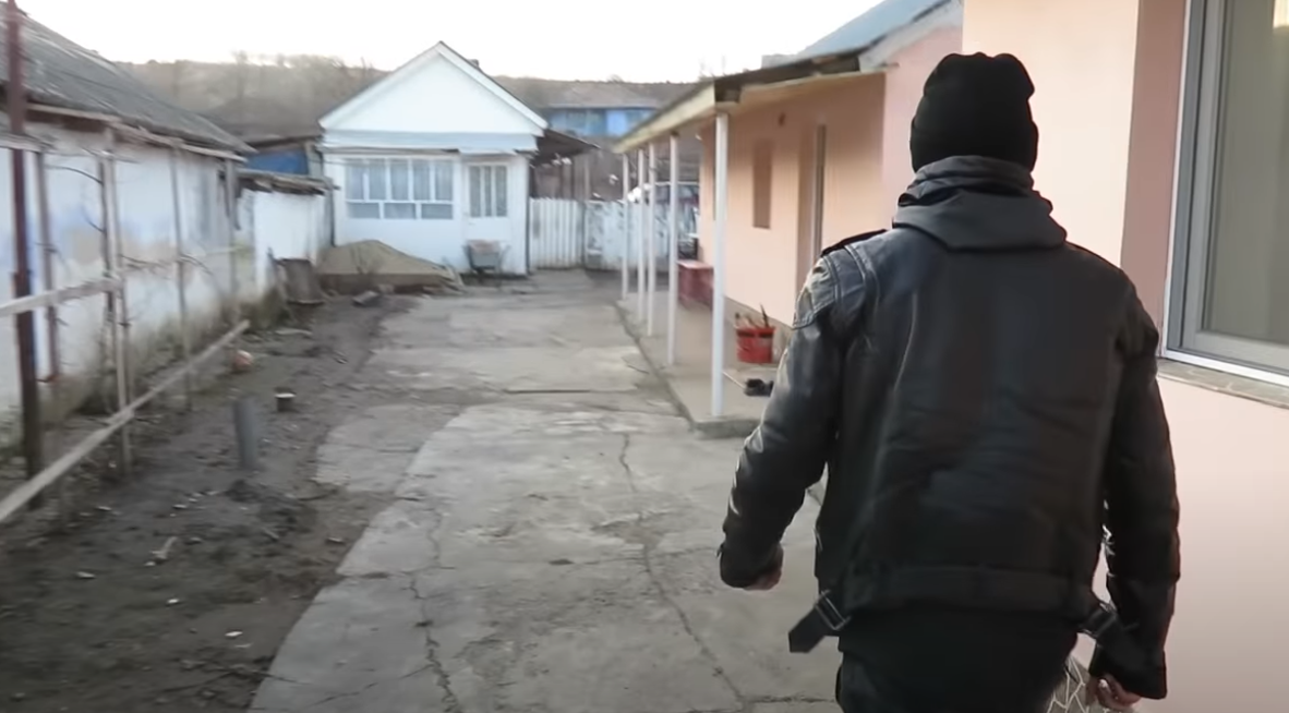 Cătălin Bordea a arătat casa în care a copilărit/ Sursa foto: Captură video
