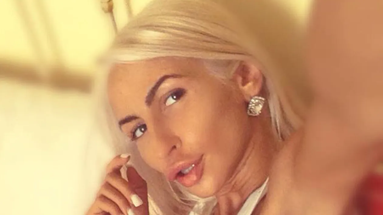 Maieul alb, pielea bronzata, ea e cea mai sexy fata! Vezi cum s-a dezlantuit sora Evei Kent pe Facebook!