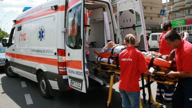 Tentativă de suicid șocantă la Iași. Un bărbat s-a certat cu nevasta și s-a așezat de-a latul unui drum