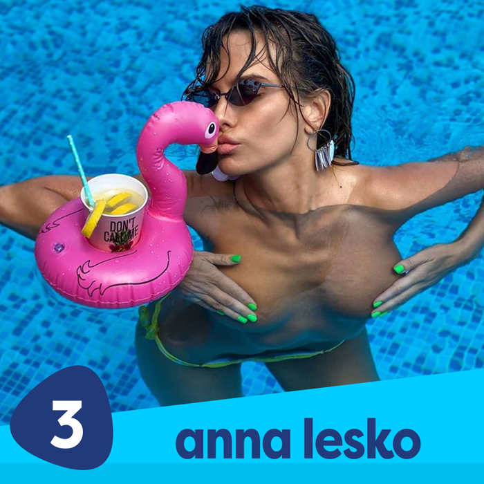 Anna Lesko, sexy și jucăușă la plajă