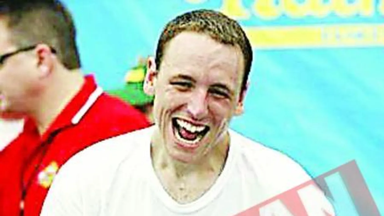 A mancat 59 de hotdogi in zece minute