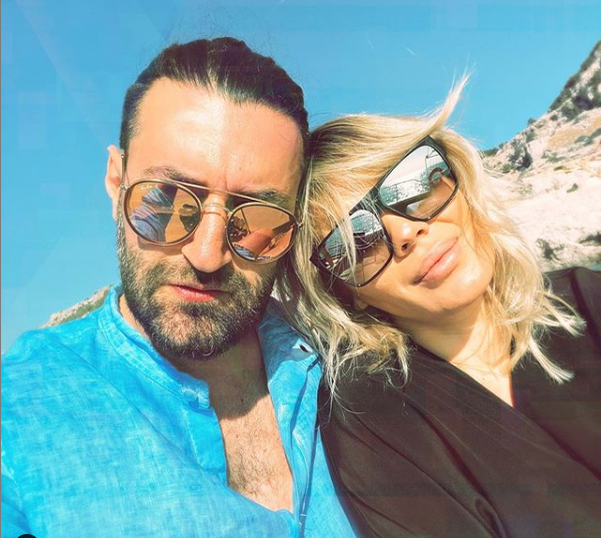 Smiley lansează provocarea: ”Fata din tablou va deveni realitate!” Pe cine a pictat artistul: Delia, Laura Cosoi sau Andreea Bălan?