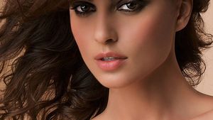 Catrinel Menghia, complet goală pe internet! Fotomodelul nu pierde vremea în autoizolare. FOTO