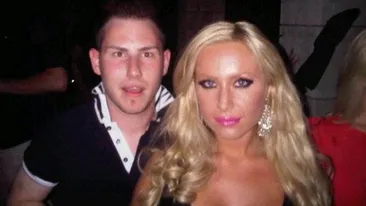 Cel mai penibil gest al anului! Ce baiat de bani gata s-a apropiat de masa lui Habtoor si s-a pozat cu frapierele de sampanie