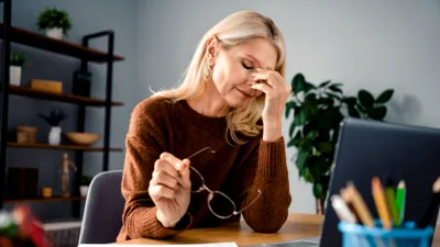 Femeile ies mai târziu la pensie din 2026. Legea aduce și noi beneficii pentru vechime mare