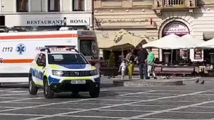 Descoperire macabră în Piața Sfatului din Brașov. A zăcut pe asfalt și sute de oameni au trecut pe lângă el