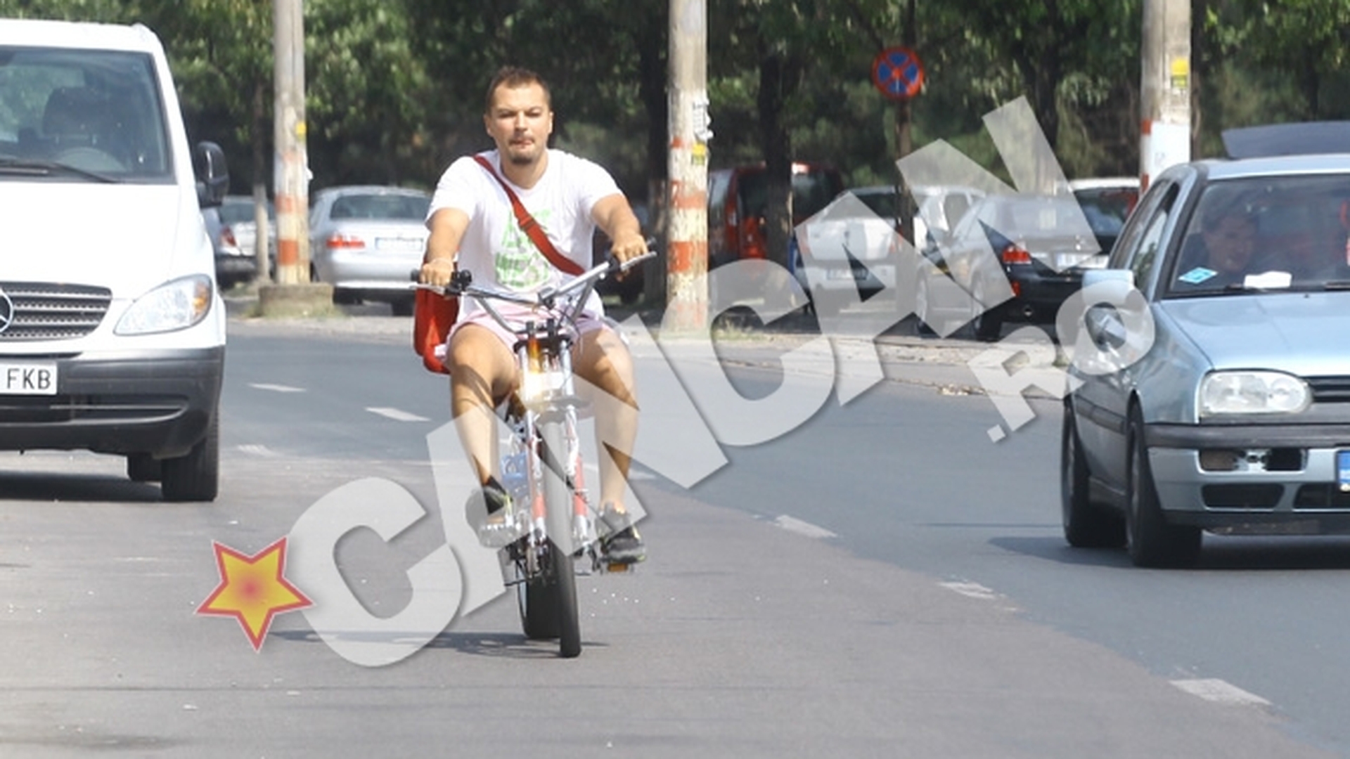 Ce au in comun Puya si Botezatu? Calaresc cu aceeasi pofta bicicleta! Ce crezi c-a artistul facut cand i-a sunat telefonul?