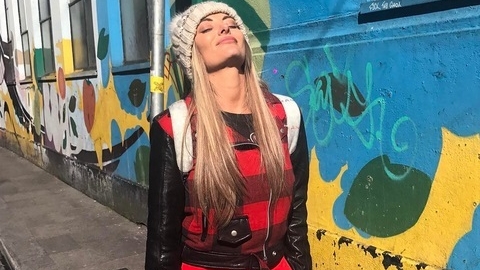 Fotografie tulburătoare! Delia, în vizită la copiii bolnavi de cancer