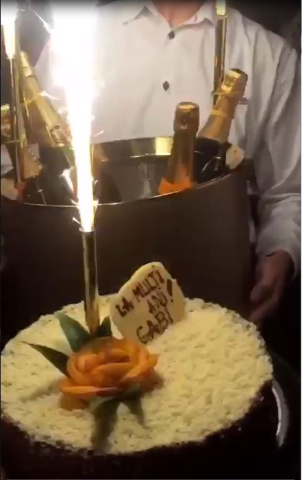 Tortul pe care stă scris: ”La mulți ani, Gabi!”