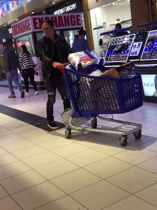 „Doctoraşul“ şi soţia sa, alături de cel mic, s-au plimbat prin mall