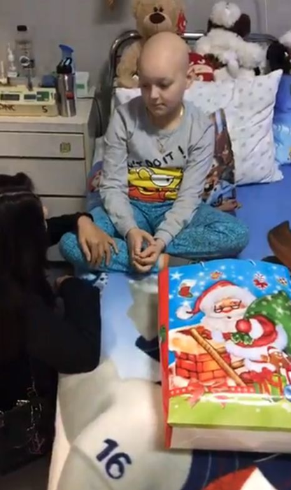 Oana Zăvoranu a împărţit cadouri copiilor bolnavi de cancer! A început să plângă când a ajuns la spital şi a stat de vorbă cu micuţii