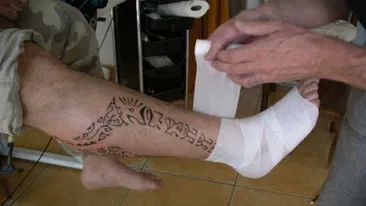 Si-a facut tatuaj si a plecat acasa. Cand s-a uitat la picior a inceput sa planga. Rezultatul e DEZASTRUOS. FOTO