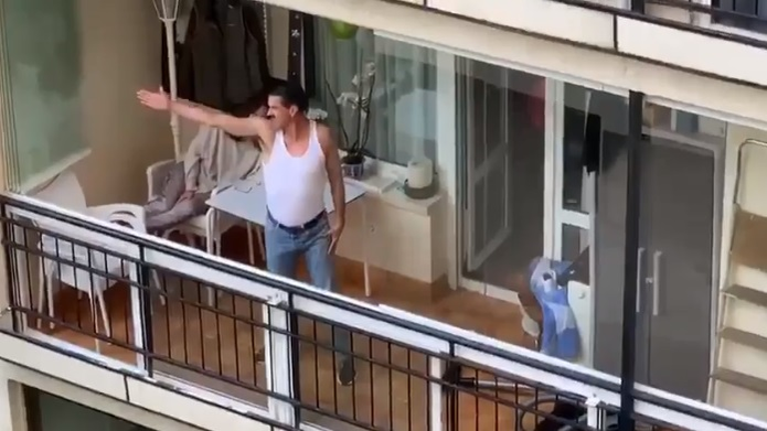 VIDEO / Dovada că izolarea poate fi și amuzantă! Ce a făcut un bărbat pe balcon întrece orice imaginație
