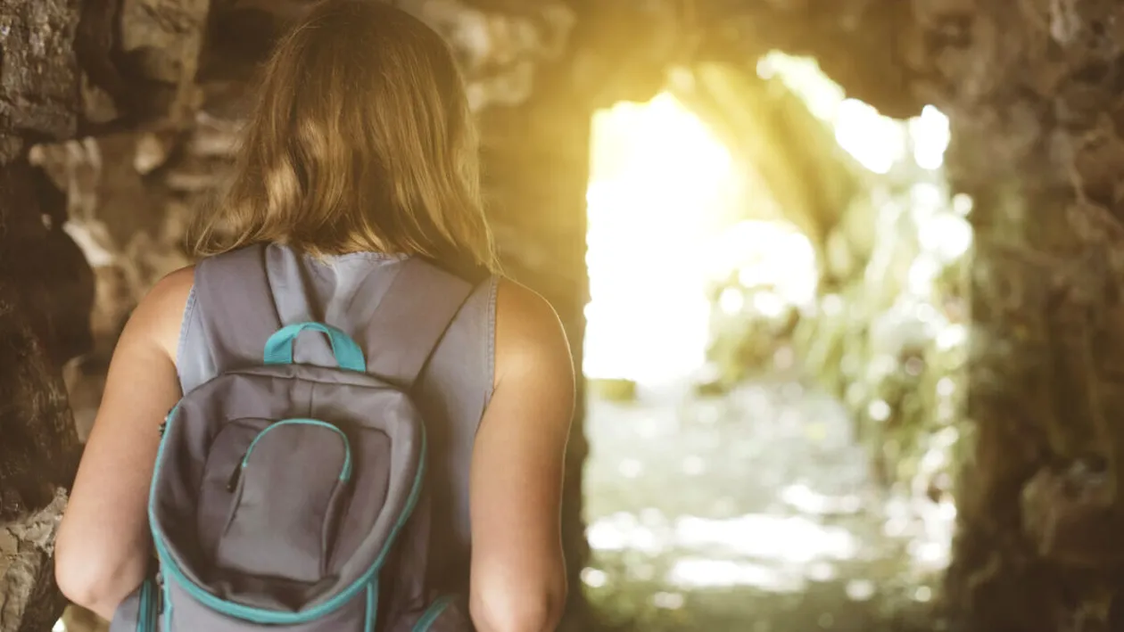 Femeia care și-a crescut fiicele într-o peșteră a fost reținută de poliție. Cum a reușit să le țină în viață, într-o pădure plină cu lighioane