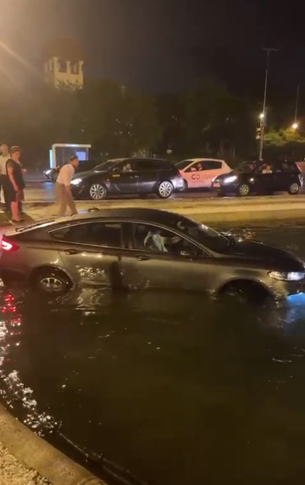Șoferul s-a plimbat cu mașina prin fântână, în încercarea de a ieși din 
 "capcană" (Foto: CANCAN.RO)