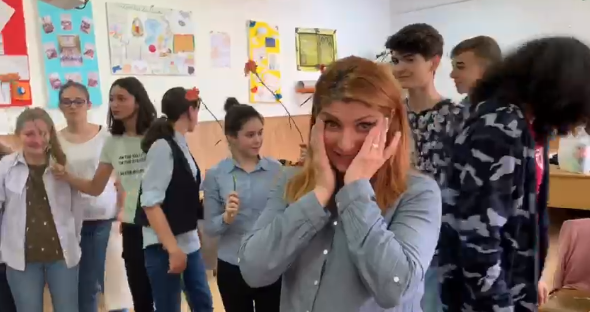 O profesoară însărcinată din Drăgășani a izbucnit în lacrimi când a ajuns la ultima oră dinainte de vacanță. Ce i-au pregătit elevii săi