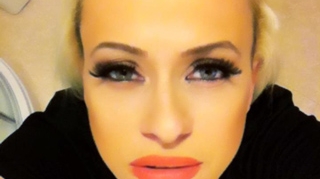 Machiata, cu gene false si lentile de contact: asa incearca Anda Adam sa ne convinga ca merita titlul de cea mai sexy artista! Adevarata ei fata e insa, alta!